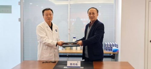 閆立安(右)代表學(xué)校與醫(yī)院相關(guān)負責(zé)人簽約 閆立安(右)代表學(xué)校與醫(yī)院相關(guān)負責(zé)人簽約