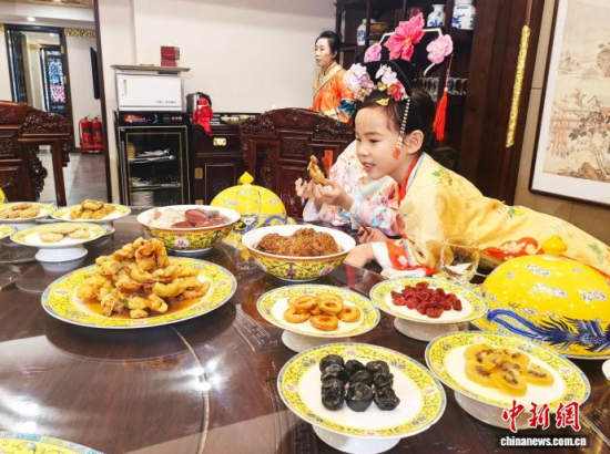 2��5��������ʡ�������������M����Сʳ��Ʒ�L���M��˴��롱����������ӛ�� ʯ���� �z