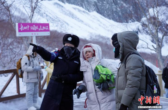 ���軨Ů�Ӿ�������ڜ�Ȫ�V�����ο�ָ�����[·�������w�� �z